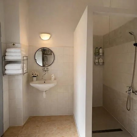 Lidicka 31 ,2 Bedrooms ,8 Guests ,near Center *